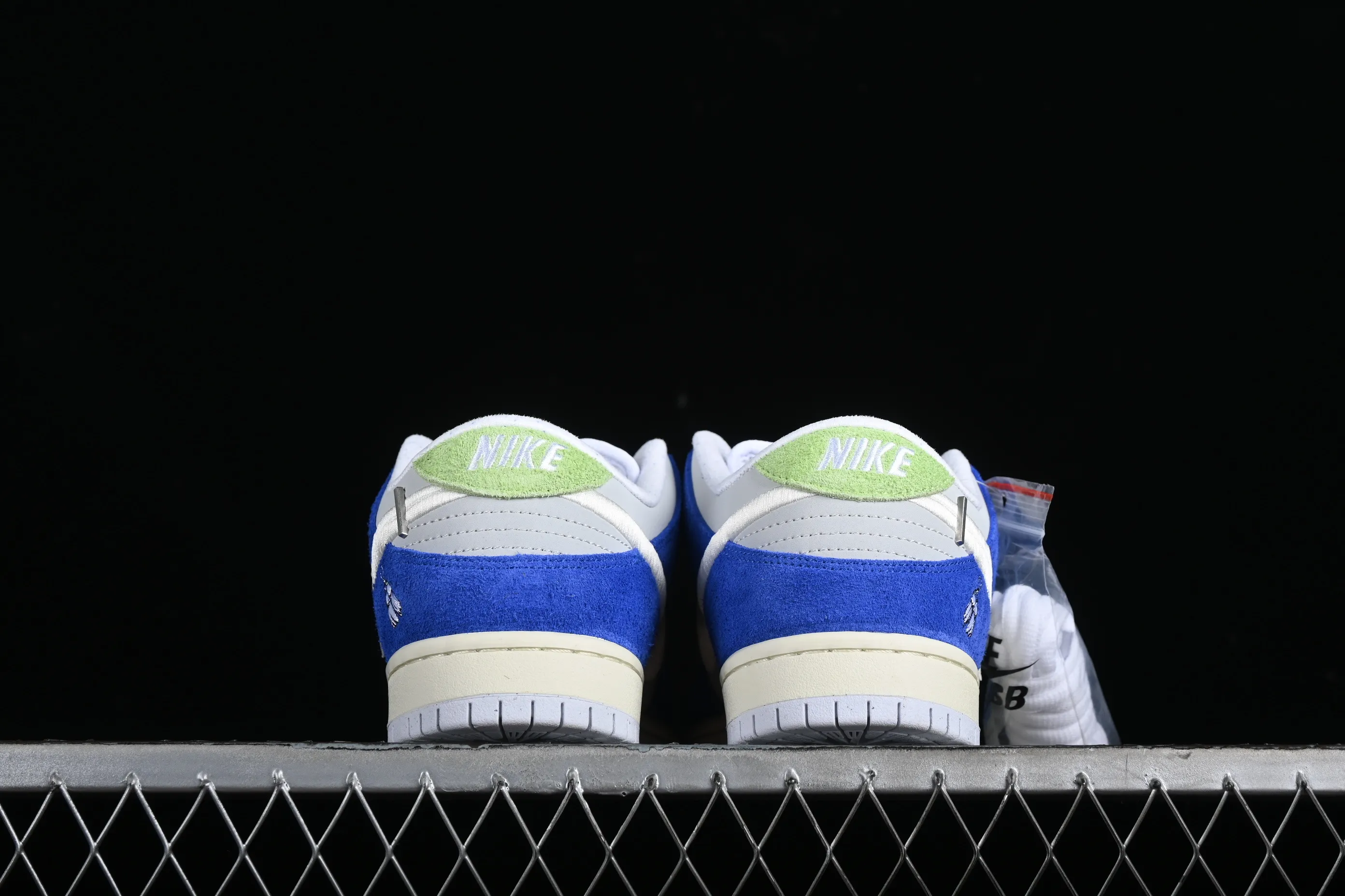 All categories Nk SB Dunk Series Nk SB Dunk Low low-top sneakers April Skateboards x Nk SB Dunk Low joint model Frozen Rose SB smashed backboard fashion casual sneakers FD2562-400